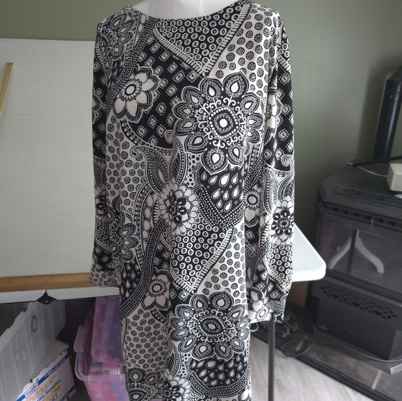 LOFT Dresses & Skirts - LOFT Black and White Patterned Midi Dress